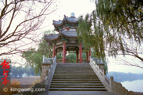 ͤ Pavillion atop a bridge