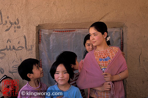 ³ - ĺ Tulufan (Turfan) - Erabaoxiang Town Children