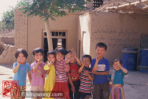 ³ - ĺ Tulufan (Turfan) - Erabaoxiang Children