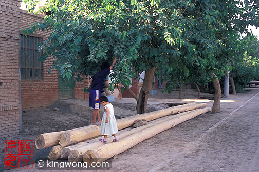 ³ - 红 Tulufan (Turfan) - Erabaoxiang children