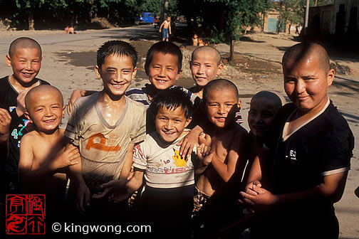 ³ - ĺ Tulufan (Turfan) - Erabaoxiang Children