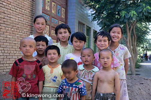 ³ - ĺ Tulufan (Turfan) - Erabaoxiang Children