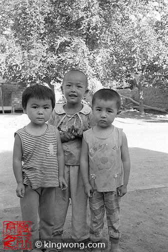 ³ - ĺ Tulufan (Turfan) - Erabaoxiang Children