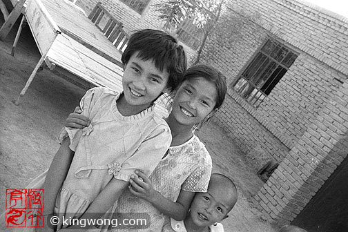 ³ - ĺ Tulufan (Turfan) - Erabaoxiang Children