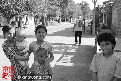 ³ - ĺ Tulufan (Turfan) - Erabaoxiang Children