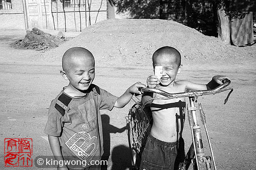 ³ - ĺ Tulufan (Turfan) - Erabaoxiang Children