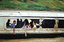 Ͽ A family boat in the Little Three Gorges river 